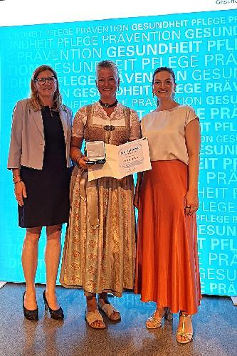 Verleihung der Bayerischen Staatsmedaille an Birgit Birner, in der Allerheiligenkirche der Münchner Residenz. Rechts Gesundheitsministerin Judith Gerlach, links die Hirschauer Bürgermeisterin Beate Dietrich. - Foto von Fritz Dietl