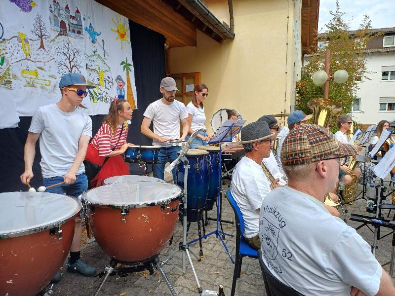 Zu den Klängen des Musikzugs mit Tara die Instrumenteninsel Melodica erkundet