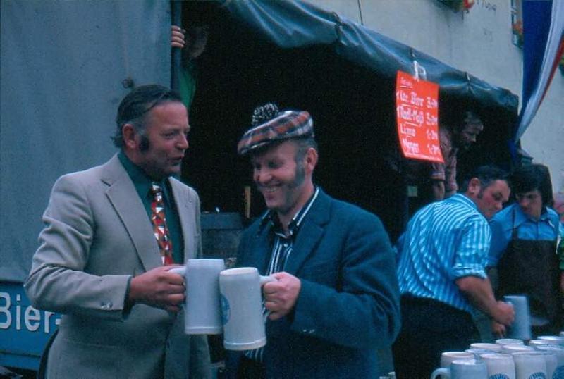 Heuer findet das Marktplatzfest des Musikzugs zum 50. Mal statt. Beim 1. Fest am 31. August 1975 verkündete 2. Bürgermeister Hans Dobmeyer (links), dass „o’zapft is“ und stieß mit Musikzugboss Sepp Uschold (rechts) auf ein Gelingen des Festes an. Die Maß Bier kostet heutzutage etwas mehr als damals!!!  - Foto von Werner Schulz (Archiv)