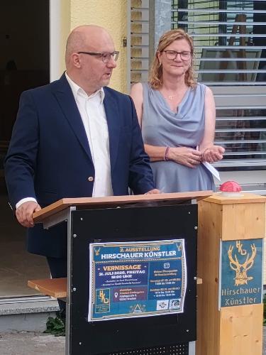 Bei der Eröffnung der 2. Ausstellung Hirschauer Künstler stellte Stadtrat Dieter Kohl (links) als Laudator die elf ausstellenden Künstlerinnen und Künstler und die Schwerpunkte ihrer künstlerischen Arbeit vor. Rechts: Bürgermeisterin Beate Dietrich, die Schirmherrin der Ausstellung. - Foto von Nicole Kunze
