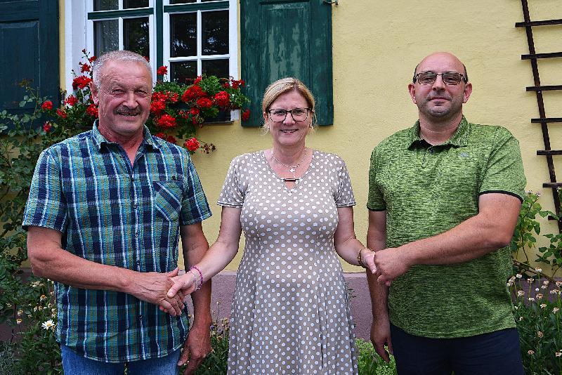 Bürgermeisterin Beate Dietrich dankt Richard Wiesneth (links) für seine geleistete Arbeit und gratuliert Andreas Siegert zur Wahl als neuer Ortssprecher von Krickelsdorf. - Foto von Fritz Dietl