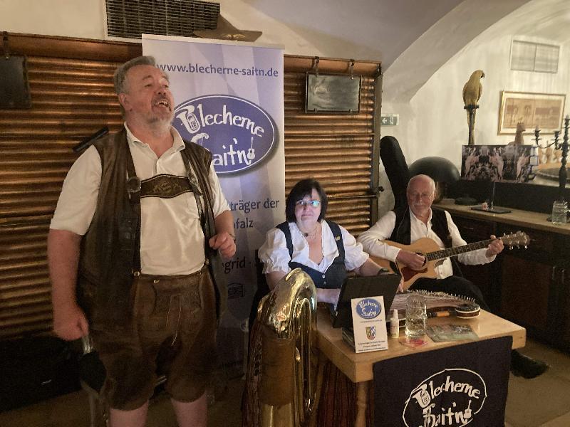 In der Kategorie „Volksmusik“ ging der Kulturpreis des Bezirks Oberpfalz im Jahr 2019 an die „Blecherne Sait’n“ (von links: Franz Gericke, Ingrid Gericke und Josef Donhauser. Sie wurden dafür belohnt, dass sie ihre Couplets selbst komponieren, texten und singen und ihre Stücke mit außergewöhnlichen Stimmen auf sehr hohem Niveau präsentieren. - Foto von Archiv Gericke