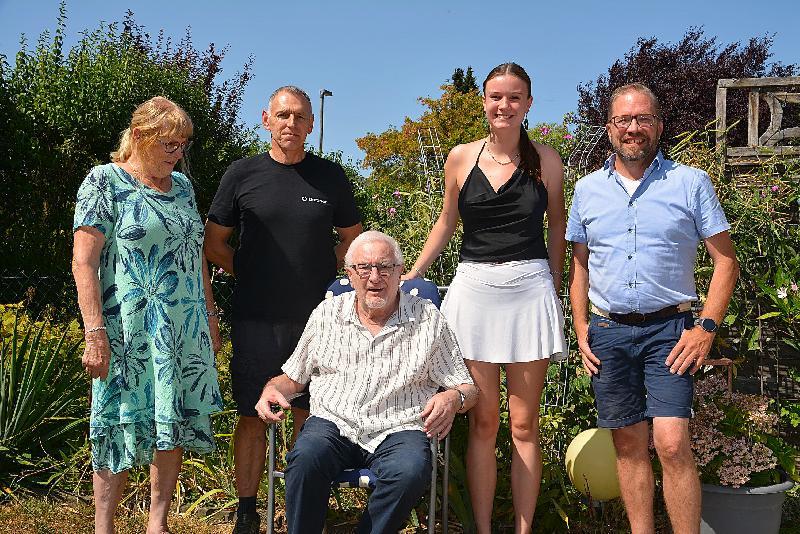 Der Jubilar Rudi Hanft, sitzend, kann auf 80 abwechslungsreiche und erfüllte Jahre zurückblicken. Von re. Zweiter Bürgermeister Tobias Meindl, Enkeltochter Ida, Stefan Kick von der Firma Dorfner und Ehefrau Brigitte. - Foto von Fritz Dietl