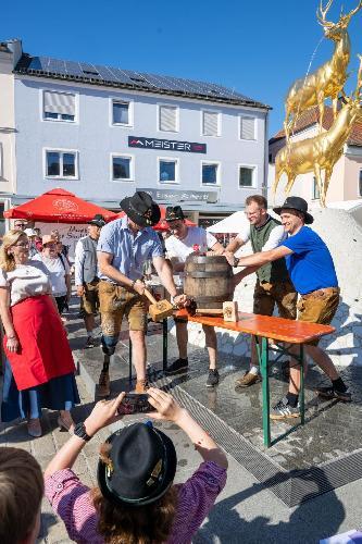 Zum 10. Mal in der Marktplatzfestgeschichte zapfte mit LTC Michael P. Caspers ein US-Soldat das erste Fass Festbier an. Bürgermeisterin Beate Dietrich beäugte ihn  dabei mit nicht zu übersehender Skepsis (links). Mit im Bild (von rechts): Musikzug-Chef Maximilian Stein, sein Stellvertreter Erik Remhof und Brauerei-Chef Sebastian Dorfner. - Foto von Michael Knietsch