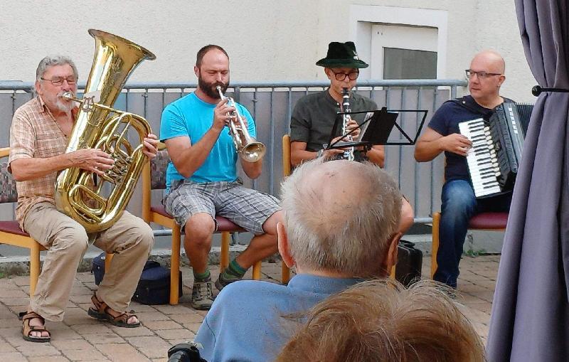 Für beste volkstümliche Unterhaltung sorgten die „Höidlbrummer“ beim Hofkonzert in der Gartenanlage des BRK-Seniorenheims St. Barbara. Von links: Otto Meier, Michael Schanderl, Andreas Schwarz und Kreisheimatpfleger Dieter Kohl. - Foto von Werner Schulz