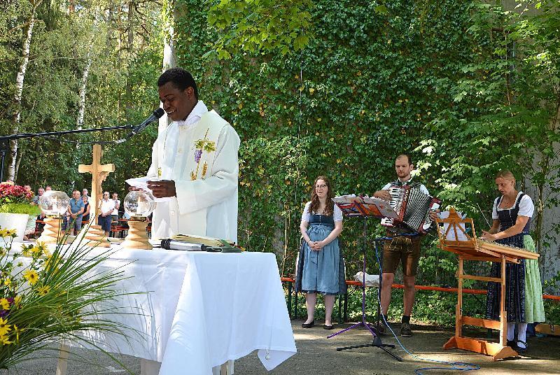 Pfarrvikar Ndudi zelebrierte den Festgottesdienst beim Rödlaser Turmfest, der von Kerstin Meyer auf dem Hackbrett und Hubert Deichl am Akkordeon musikalisch umrahmt wurde. - Foto von Fritz Dietl