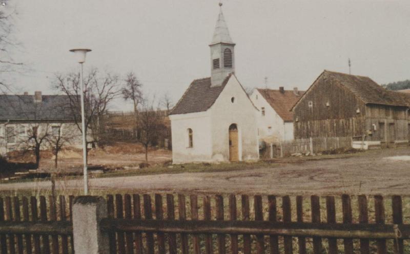 Die alte, 1870 eingeweihte Kapelle wurde 1989 nicht einfach abgebrochen, sondern im Freilandmuseum in Neusath-Perschen wieder aufgebaut. - Foto von Archiv Erna Honig