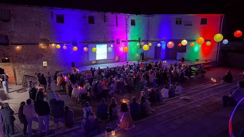 Die Premiere des Lampionfests des Festspielvereins erwies sich letzten Samstag als wahrer Publikumsmagnet. Unzählige bunte Lampions, die über der Tribüne, dem Bühnenvorplatz und der Bühne gespannt waren, verwandelten das Areal in ein farbenfrohes Lichtermeer. - Foto von Melissa Götz