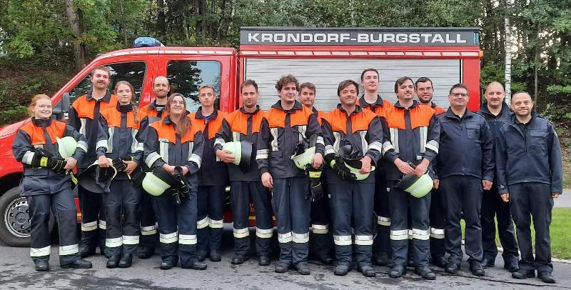 Die Feuerwehrleute der FW Korndorf-Burgstall haben die Leistungsprüfung „Die Gruppe im Löscheinsatz“ erfolgreich absolviert. Von links: Luisa Goller, Andreas Amann, Maria Dotzler, Markus Stauber, Claudia Hoffmann, Josef Dotzler, Martin Birner, Peter Siegert, Martin Dotzler, Florian Dotzler, Fabian Müller, Michael Dotzler, Benedikt Dietrich, Michael Werner (Kreisbrandmeister), Sven Schmid (Fachkreisbrandmeister Katastrophenschutz) und Michael Iberer (Kreisbrandinspektor) - Foto von Helmut Götz