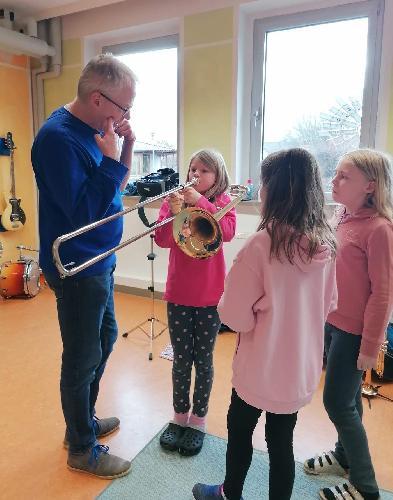Beim Schnuppertag des Musikzugs können die Kinder die verschiedenen Instrumente kennenlernen, die beim Musikzug gespielt werden.

 - Foto von Werner Schulz
