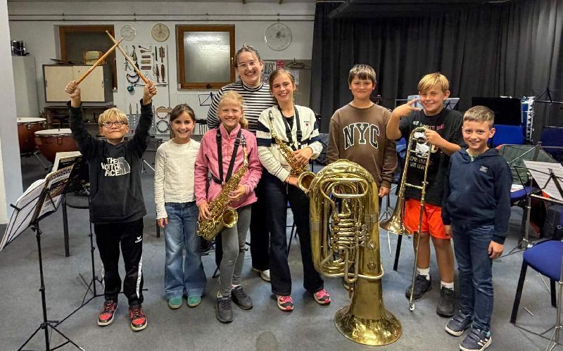 Pünktlich zum Schuljahresbeginn hat auch für die neue Bläserklasse des Musikzugs der Unterricht unter Leitung von Kira Lorenz (hinten) begonnen.  - Foto von Werner Schulz