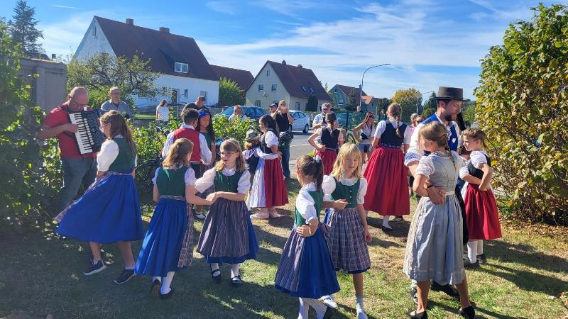 Tanz, Musik und gute Stimmung beim Auftritt der Hirschauer Nachwuchstrachtler