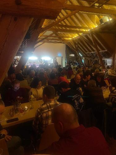 Letztes Jahr waren die Gäste in allerbester Stimmung beim 7. Steiningloher Weinfest. Heuer wird das am 24. Oktober nicht anders sein, wenn die Freiwillige Feuerwehr zum 8. Weinfest in den Kirwastodl einlädt. - Foto von Eva Pfab