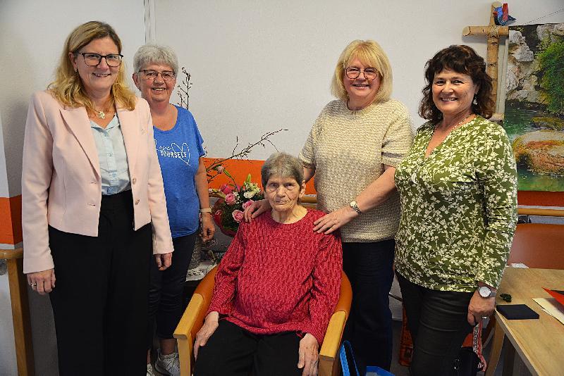 Zum 90. Geburtstag gratulierten der Jubilarin Theresia Rohr, von li. Bürgermeisterin Beate Dietrich, Tochter Adelheid, Tochter Monika und Astrid Geitner, die Leiterin des BRK Pflegeheims, St. Barbara. - Foto von Fritz Dietl