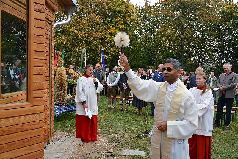 Pfarrvikar Pater Xavier segnete den neuen Anbau an das Gemeinschaftshaus. - Foto von Fritz Dietl