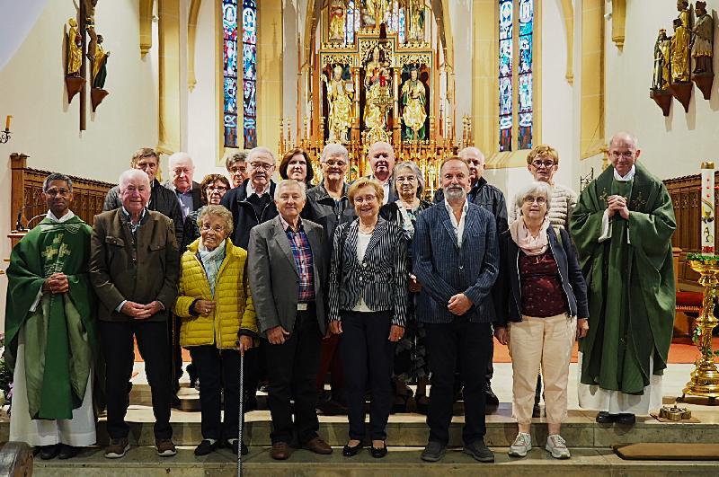 Die Ehejubilare nach dem festlichen Gottesdienst in der Stadtpfarrkirche Mariä Himmelfahrt zusammen mit Pf. Hofmann, re. und Pfarrvikar Pater Xavier. - Foto von Fritz Dietl