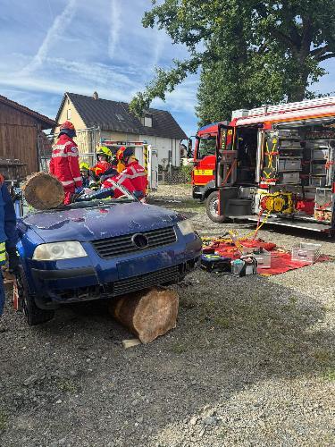 Im Rahmen ihrer 24-Stunden-Übung wurden die Nachwuchsfeuerwehrleute u.a. zu einem Verkehrsunfall gerufen. Sie mussten das Dach des Unfallautos abschneiden, damit die Helfer vor Ort der Wasserwacht die im Fahrzeug eingeklemmte Person befreien konnten. - Foto von Marina Schlaffer