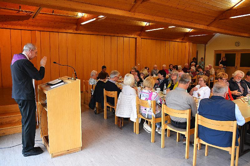 Am Ende der Andacht segnete Pfarrer Johann Hofmann die Jubilare und wünschte ihnen weiterhin viel Gesundheit. - Foto von Fritz Dietl