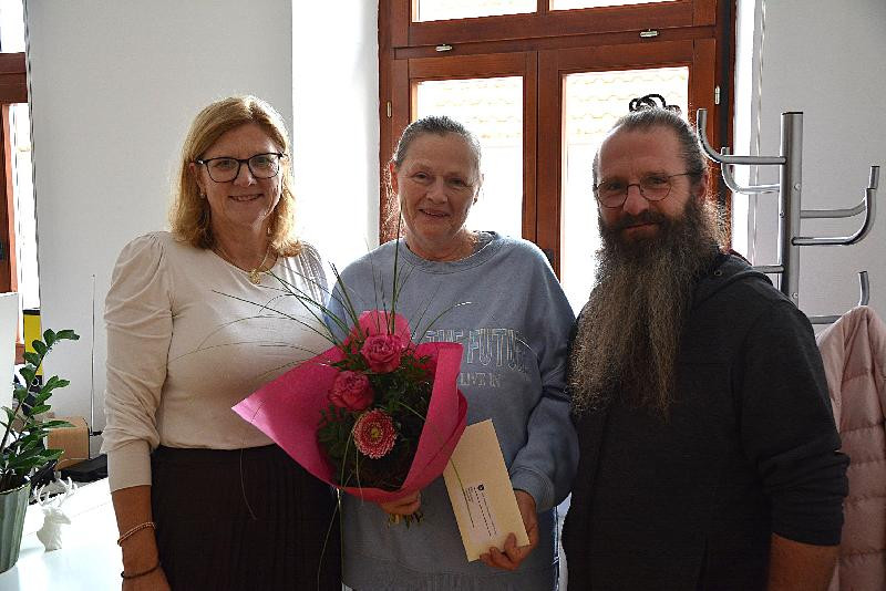 Bürgermeisterin Beate Dietrich und der Betriebsleiter der städtischen Schulen, Stefan Enderer verabschiedeten Petra Schödel und wünschten ihr alles erdenklich Gute für die neue Lebensphase. - Foto von Fritz Dietl