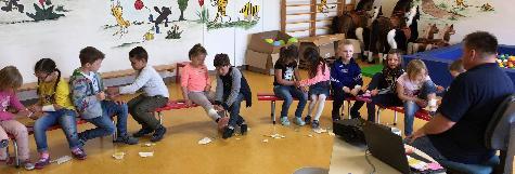 Für die Vorschulkinder des Marien-Kindergartens war beim „Trau-Dich-Kurs“ vor allem „Learning by Doing“ angesagt, wie hier beim Verbandanlegen. BRK-Mann Robert Sedlmeier verstand es ausgezeichnet, den Kindern die richtige Vorgehensweise zu vermitteln. - Foto von Werner Schulz