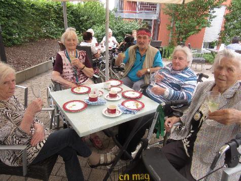 AsF-Frauen verwöhnen Evergreen-Senioren mit Hollerküchln