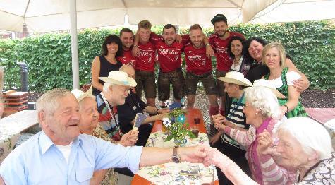 Evergreen-Senioren feiern Bilderbuch-Sommerfest