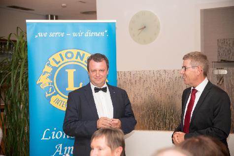 Als Nachfolger von Robert Jung (rechts) führt nun Andreas Herrmann (links) für ein Jahr als Präsident die Geschicke im Lions Club Amberg. Bild: usc - Foto von Uschald