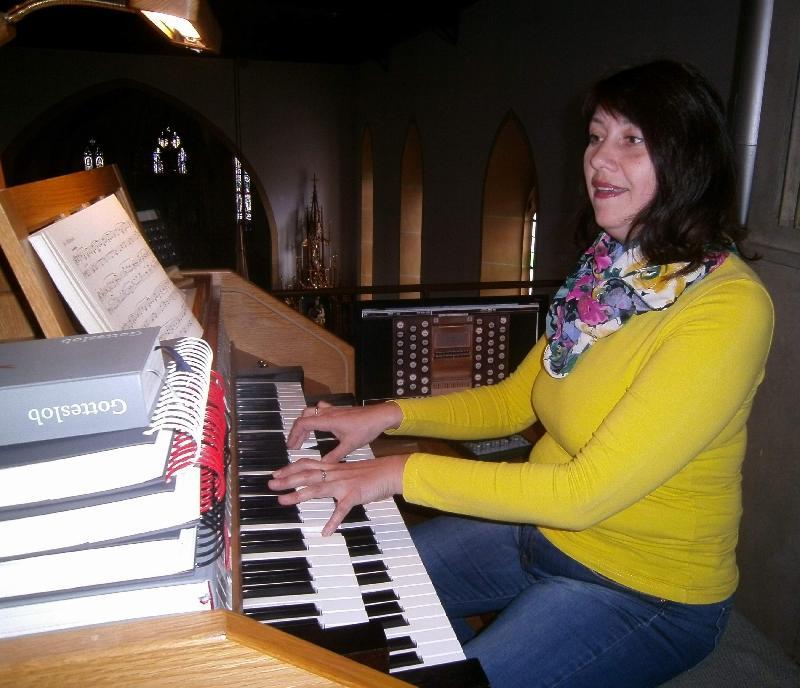 Organistin und Chorleiterin Iryna Hermann sucht noch Sängerinnen und Sänger für den Weihnachts-Projektchor
 - Foto von Werner Schulz