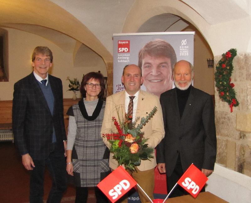 Josef Birner (3.von links mit seiner Gattin Elisabeth Birner) ist erneut Bürgermeisterkandidat der Hirschauer SPD. Landratskandidat Michael Rischke (links) und Vorsitzender Günther Amann
(rechts) gratulierten zum einstimmigen Ergebnis. - Foto von Amann Günther