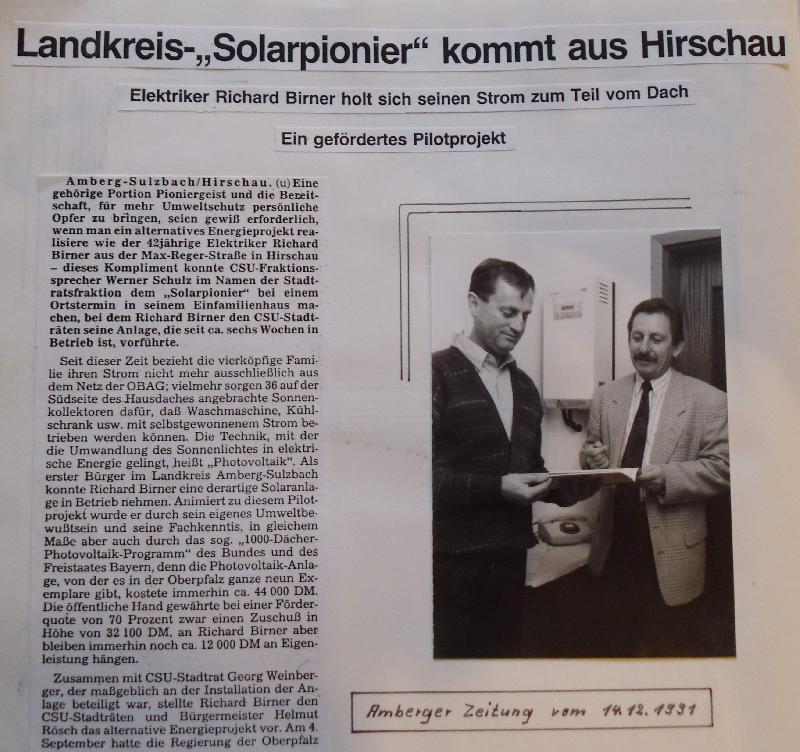 Am Samstag, 16. November 1991, nahm Richard Birner (l.) in seinem Wohnhaus, Max-Reger-Straße 27, die erste Photovoltaikanlage im Landkreis Amberg-Sulzbach in Betrieb. Die AZ berichtete darüber am 14. Dezember nach einer Besichtigung der PV-Anlage durch den damaligen CSU-Stadtratsfraktionsvorsitzenden Werner Schulz (r.). - Foto von Werner Schulz