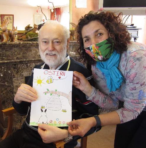 Selbst gemalte Bilder vom Osterhasen für Evergreen-Senioren