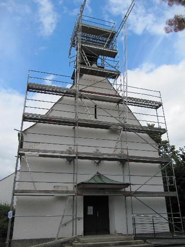 Die Ostseite der Gustav-Adolf Gedächtnis Kirche ist bereits eingerüstet. Die Stadt Hirschau fördert die Außensanierung mit 5000 Euro - Foto von Gerhard Fleischmann