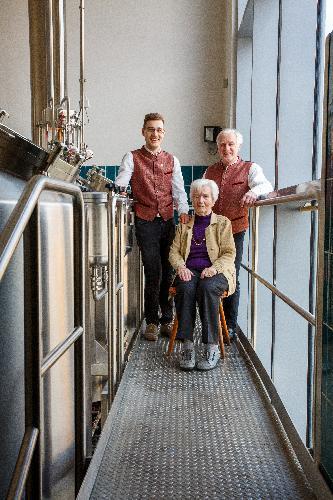Brauereichef Sebastian Dorfner mit seiner Oma Rita und Vater Franz im Sudhaus der Schossbrauerei Hirschau (v.l.n.r.) - Foto von Werner Schulz