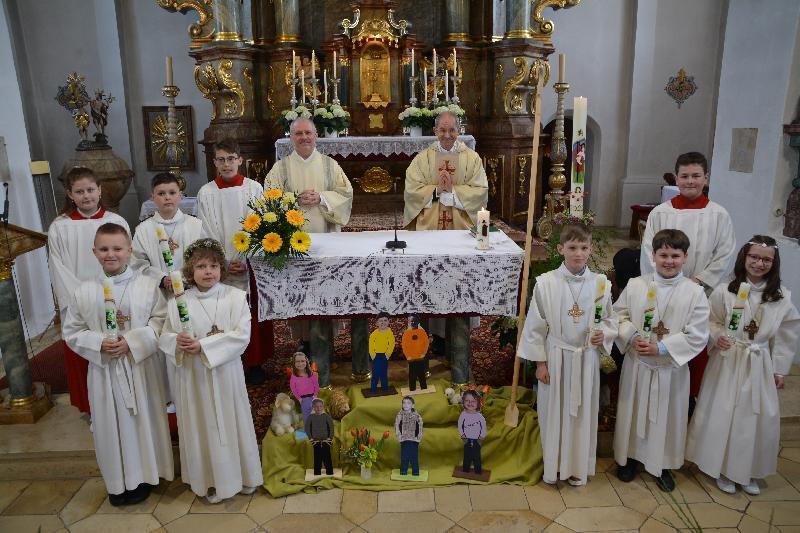 Sechs junge Pfarrangehörige feierten das Fest der Hl. Erstkommunion, zelebriert von Pf. J. Hofmann re. und Diakon R. Sellmeyer - Foto von Fritz Dietl