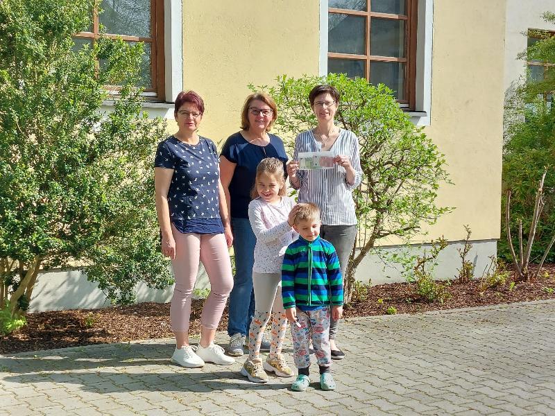Ulrike Mutzbauer, Fehlner Michaela , Hildegard Gebhardt. Vorne zwei ukrainische Kinder - Foto von Gerhard Fleischmann