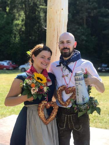 Das Tanzen um den 30 Meter hohen Kirwabaum endete mit der Krönung von Stefanie Marxer und Sebastian Wendl zum neuen Ober-Kirwapaar. - Foto von Werner Schulz