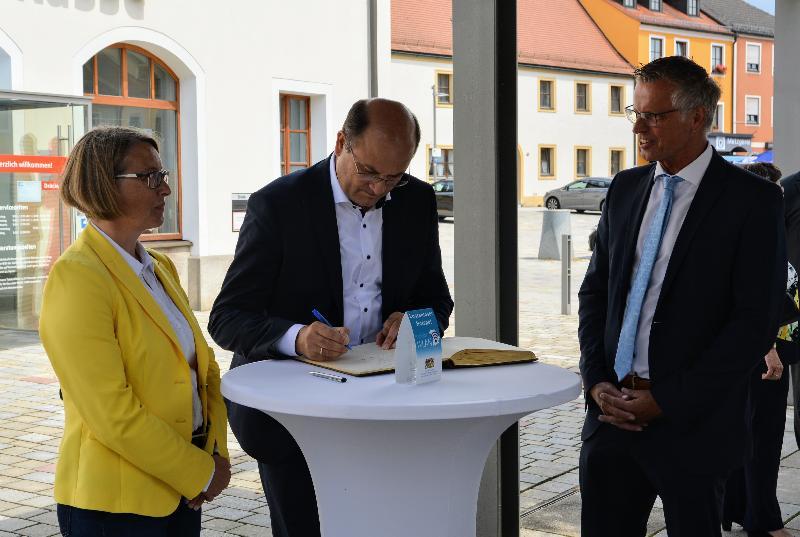 Staatsminister Füracker eröffnet WLAN Hotspot in Hirschau.