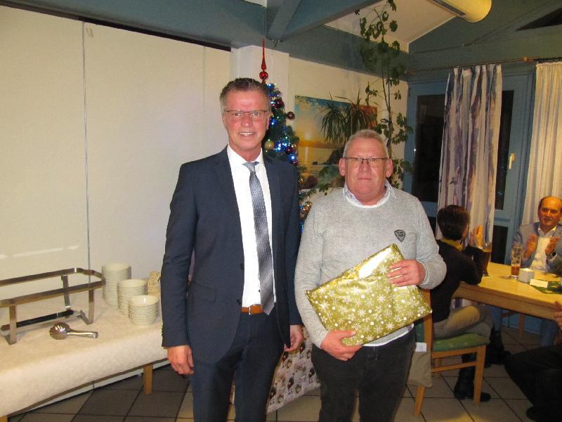 Erwin Zach, dem Zuhörer der die meisten Sitzungen im Jahr besucht hatte überreichte der Bürgermeister ein Geschenk. - Foto von Gerhard Fleischmann