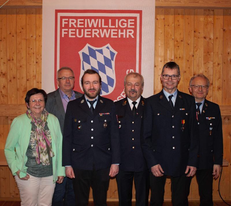Josef Giehrl (2.v.r.) ist neuer Kommandant der Freiwilligen Feuerwehr Steiningloh-Urspring. Er tritt die Nachfolge von Ludwig Fischer (r.) an, der das Amt wegen Erreichen der Altersgrenze abgab. Zum stellv. Kommandanten wurde Quirin Stauber (3.v.l.) gewählt. Es gratulierten 2. Bürgermeisterin Bärbel Birner (l.), Ordnungsamtsleiter Christian Piehler (2.v.l.) und Kreisbrandrat Fredi Weiß (3.v.r.). - Foto von Werner Schulz