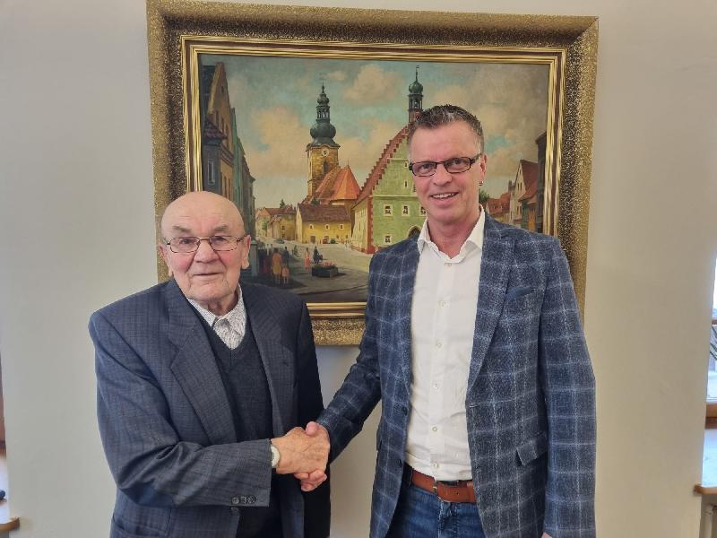 1.Bürgermeister Hermann Falk dankt Ludwig Reich für seine 27-jährige ehrenamtliche Tätigkeit als Feldgeschworener. - Foto von Gerhard Fleischmann