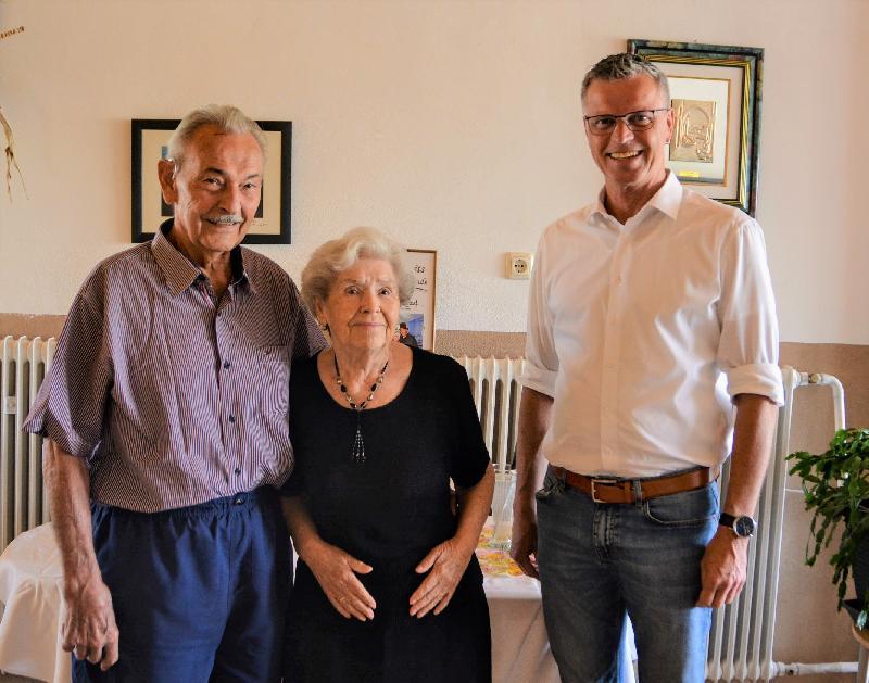 Waltraud Verständig zusammen mit ihrem Partner Josef Kustner und Bürgermeister Hermann Falk, der ihr zum 85. Geburtstag gratulierte und weiterhin viel Gesundheit wünschte. - Foto von Fritz Dietl