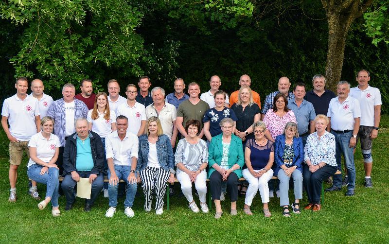 Die anwesenden Geehrten zusammen mit Vorstandsmitgliedern der DJK Ehenfeld-Massenricht, die sich für ihre Treue zum Sportverein bedankten. - Foto von Fritz Dietl