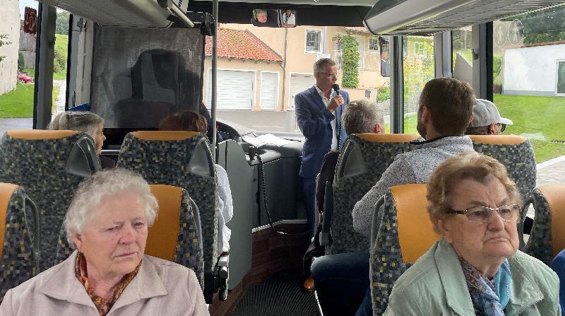 In Bürgermeister Hermann Falk (vorne stehend) hatten die Teilnehmer an der CSU-Besichtigungsfahrt durch die Stadtgemeinde Hirschau einen kompetenten und eloquenten Reiseführer. - Foto von Werner Schulz