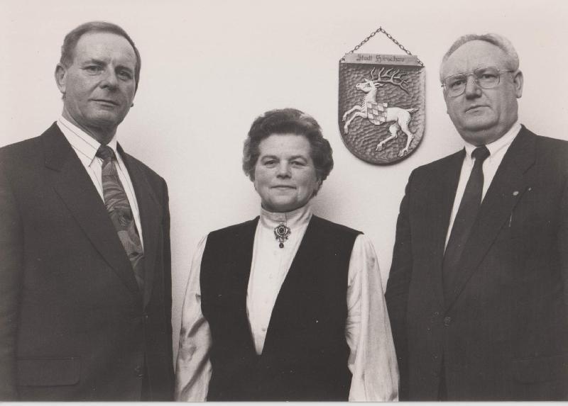 Die Gründungs- und Ehrenvorsitzende des FU-Ortsverbandes Mathilde Lang (Mitte) war die erste Frau im Hirschauer Stadtrat, dem sie von 1966 bis 2002 angehörte. 1984 wurde sie als erste Frau im Landkreis zur 2. Bürgermeisterin gewählt. Das Amt behielt sie bis 1996, von da ab bis 2002 war sie 3. Bürgermeisterin. Mit ihr im Bild l.: 1. Bürgermeister Helmut Rösch, r.: 3. Bürgermeister Franz Kummer.

 - Foto von Werner Schulz