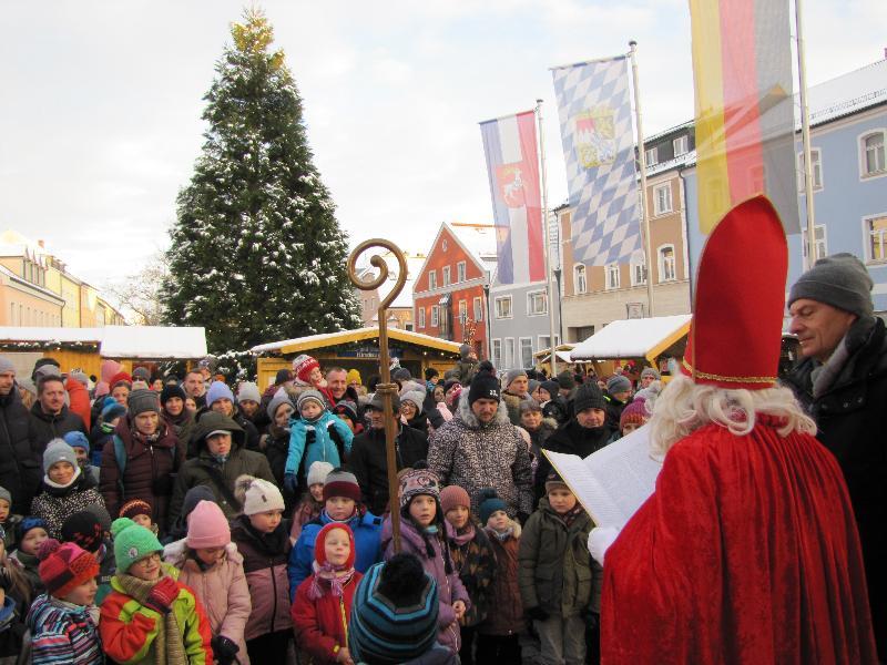 Ein Höhepunkt des Weihnachtsmarktes war der Besuch des Nikolaus.  - Foto von Birner Josef