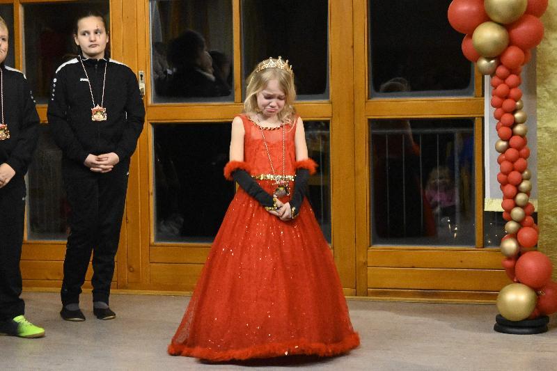 Kinder-Prinzessin Lena I. war sichtlich mehr als nur zu Tränen gerührt, als ihrem Prinzen Tim die Insignien abgenommen wurden und er im Trauerzug aus dem Saal getragen wurde. - Foto von Werner Schulz